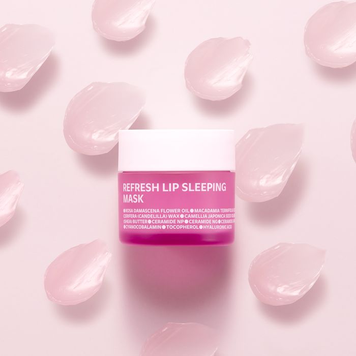 ISOC Refresh Lip Sleeping Mask 25g ISOI, masque de nuit pour les lèvres, pot rose sur fond pastel avec texture