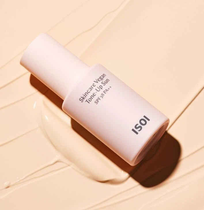 IS0I Skincare Vegan Tone-Up Sun SPF38, PA++ 40ml sur fond clair, flacon crème ISOI en lumière douce