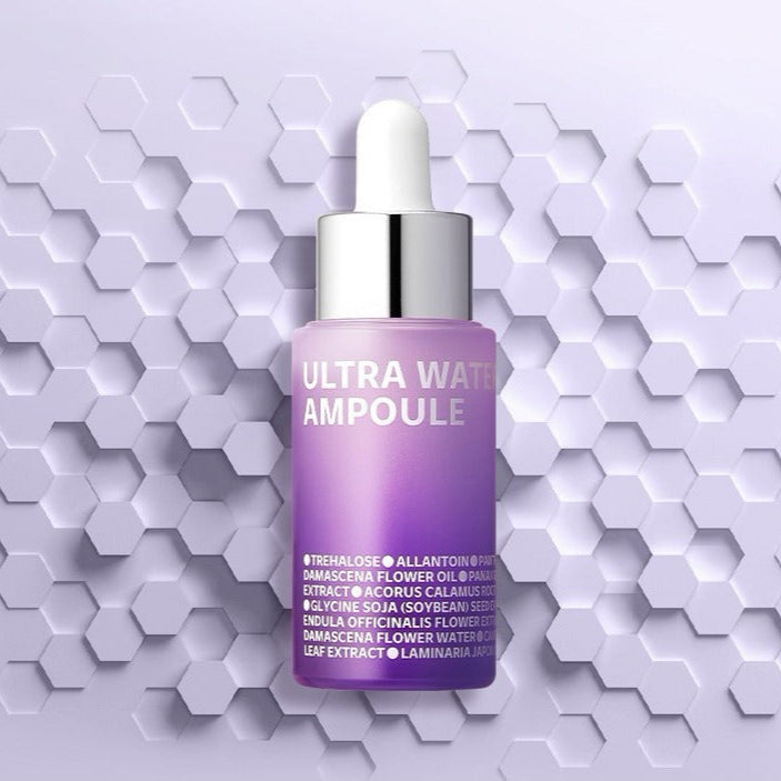 ISOI Ultra Waterfull Ampoule 15ml : flacon sérum violet sur fond hexagonal blanc, mise en scène beauté produit