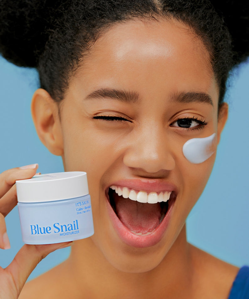IT'S SKIN Blue Snail Cream 50ml, pot bleu, visage souriant avec crème à l’escargot sur fond bleu clair