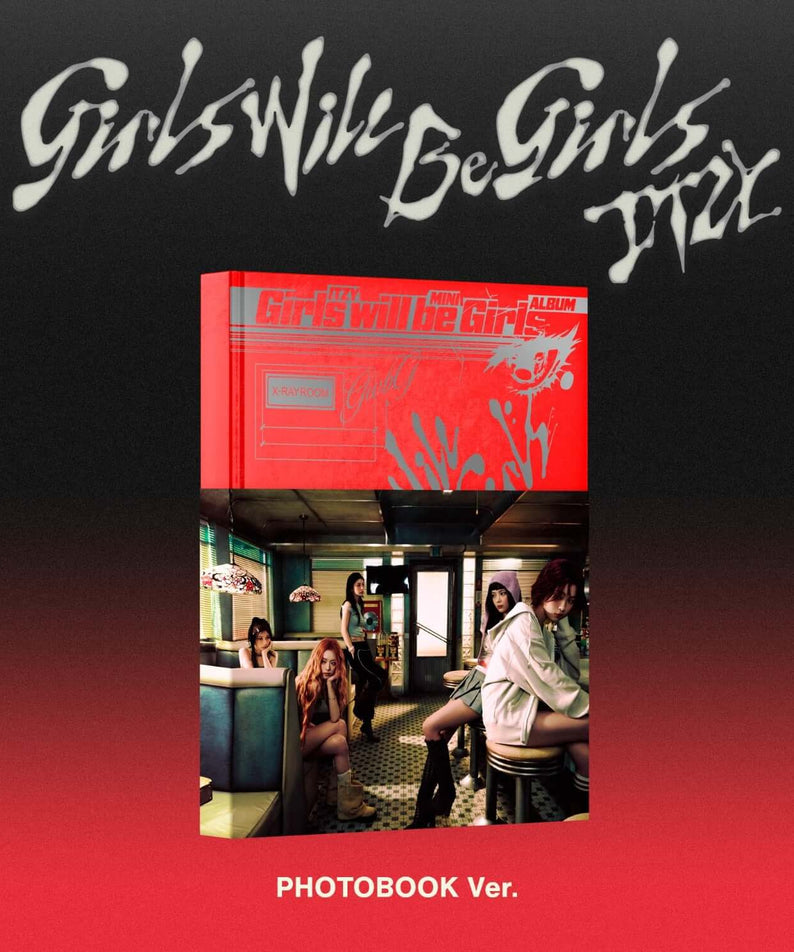 ITZY - [Girls Will Be Girls] (Photobook Ver.) - Album Kpop : couverture photobook noire et rouge, scène urbaine, marque ITZY