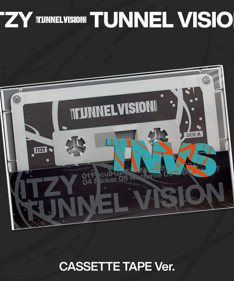 ITZY - [TUNNEL VISION] (Cassette Tape Ver) ( 1) - Album Kpop, visuel cassette argentée sur fond sombre.