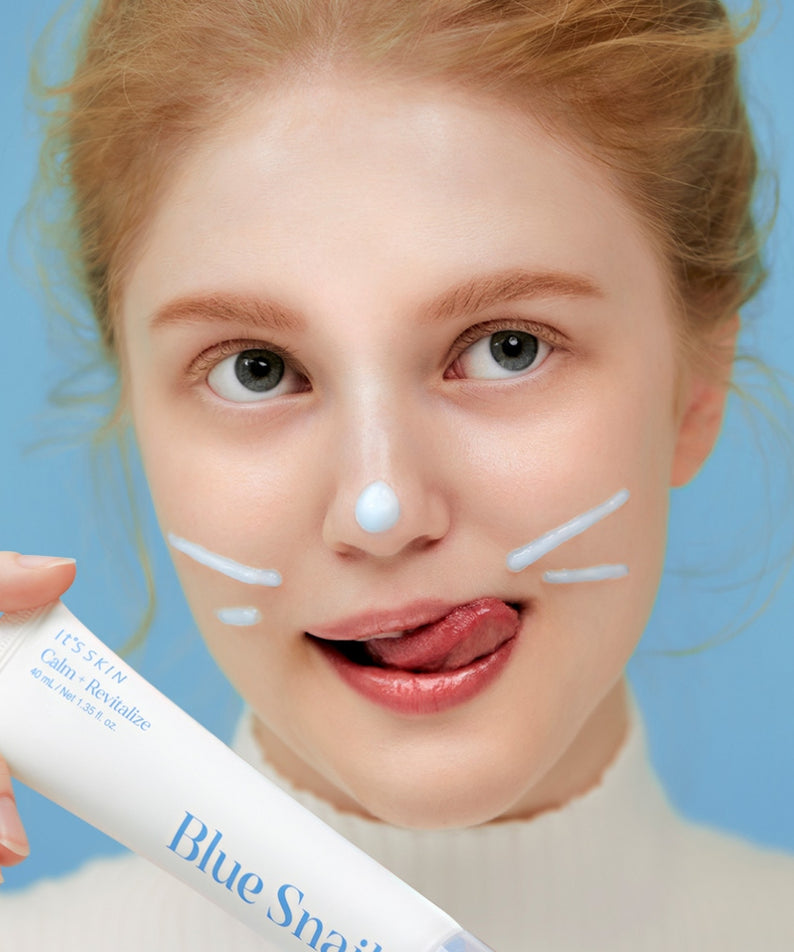 Femme appliquant IT'S SKIN Blue Snail Serum 40ml, soin de la peau innovant avec extrait d'escargot, peau hydratée et éclatante.