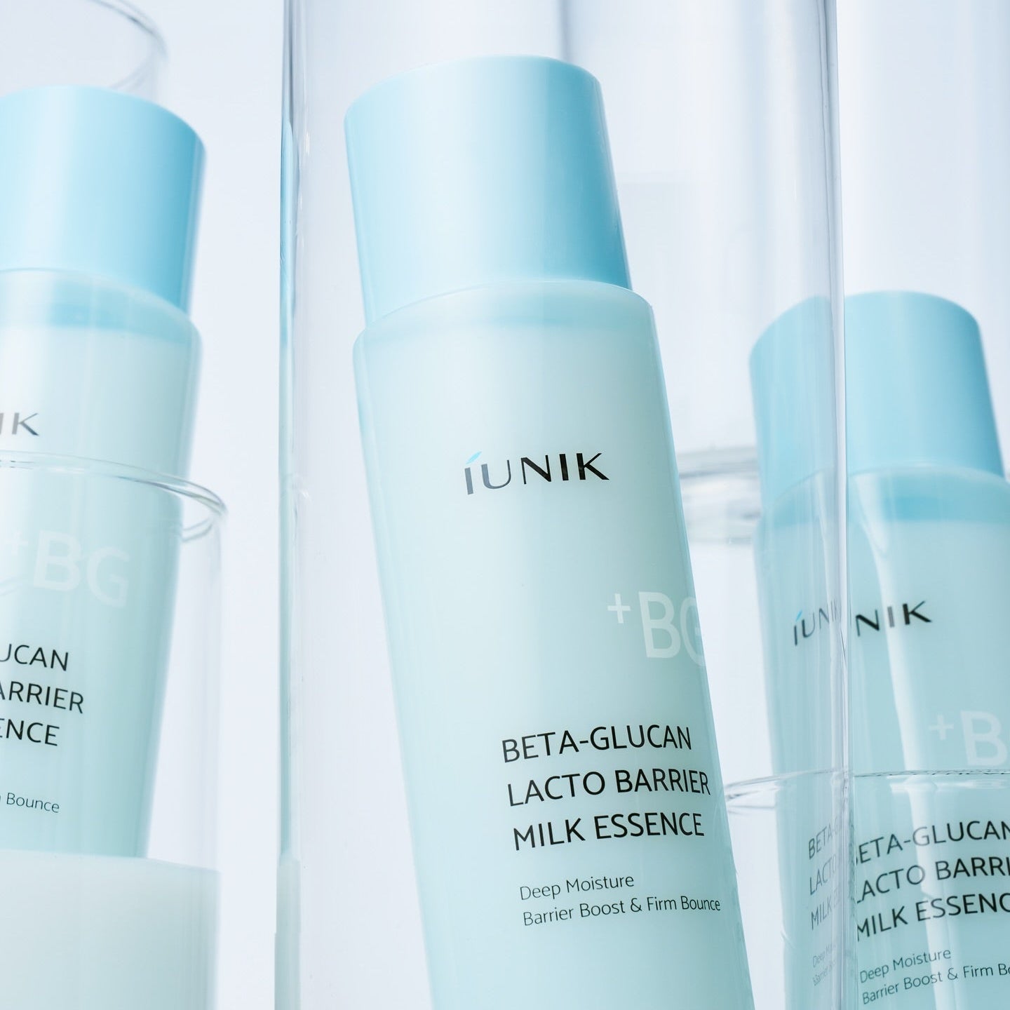 IUNIK Beta Glucan Lactobarrier Milk Essence 200ml, flacons bleus devant fond clair, bouteille de soin cosmétique