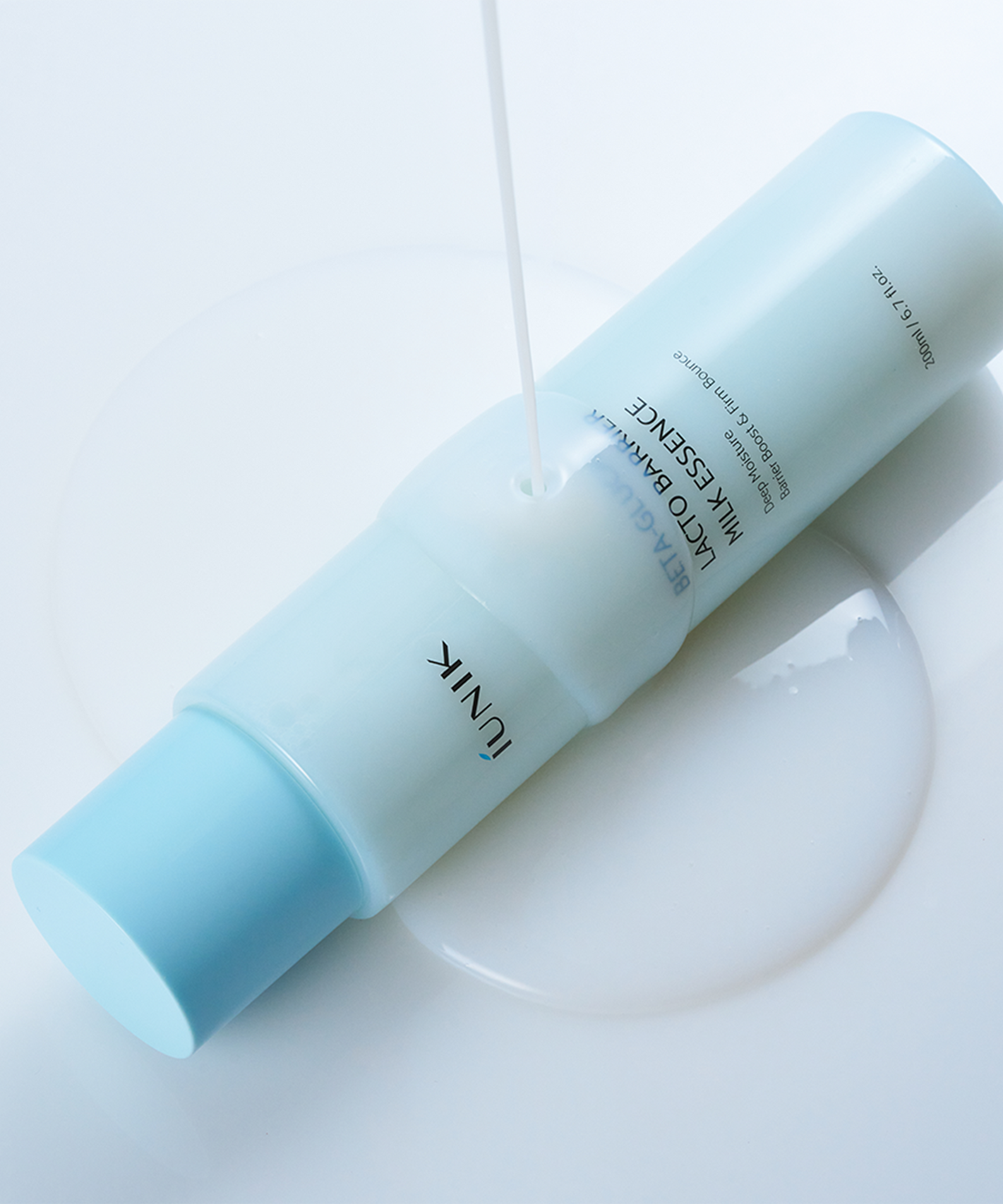 IUNIK Beta Glucan Lactobarrier Milk Essence 200ml : flacon crème lactée bleu sur fond blanc, contexte skincare.