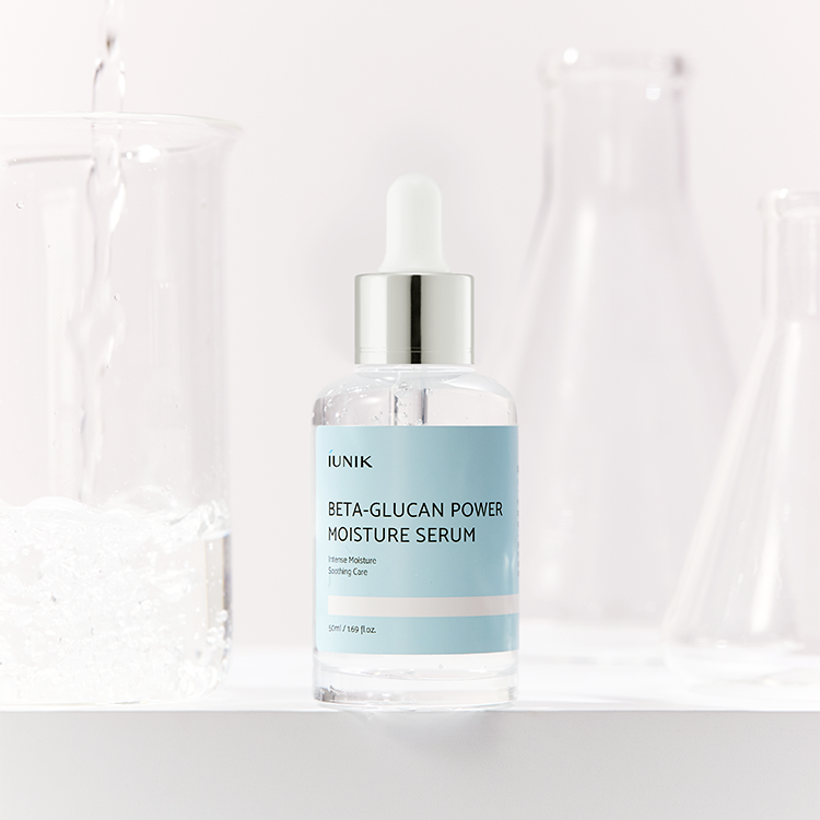 IUNIK Beta Glucan Power Moisture Serum 50ml de la marque IUNIK, flacon sur fond blanc avec fioles d’eau, contexte skincare