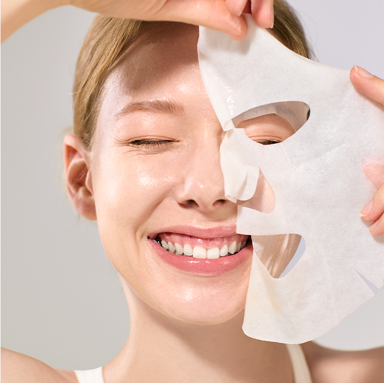 IUNIK Centella Family Calming Mask (10 sheets) : masque au visage, femme en soin beauté, marque IUNIK, ambiance spa