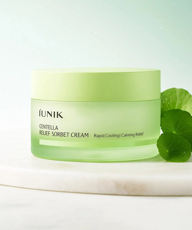 IUNIK Centella Relief Sorbet Cream 50ml, crème sorbet apaisante sur fond clair, pot vert et feuille de centella