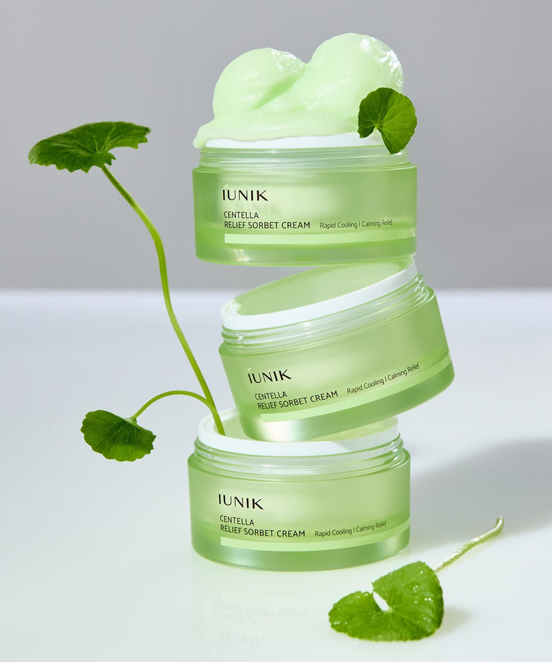 IUNIK Centella Relief Sorbet Cream 50ml : crème sorbet à la centella, pots verts sur fond clair, feuilles de menthe décor.