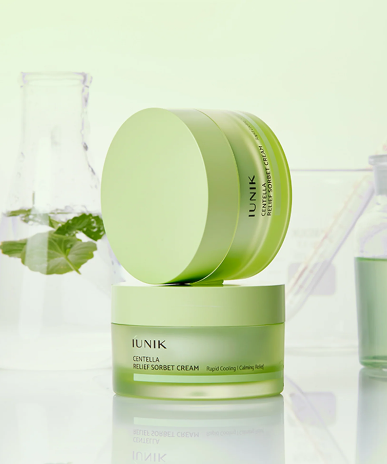 IUNIK Centella Relief Sorbet Cream 50ml, crème apaisante à la centella par IUNIK, pot vert sur fond soins skincare