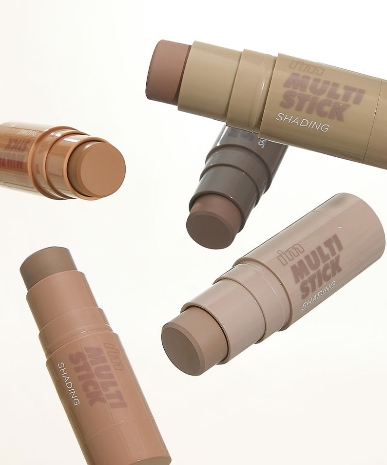 I'M MEME Multi Stick (Shading/Highlighter/Blusher) présentant divers bâtons de maquillage, parfait pour le contouring.
