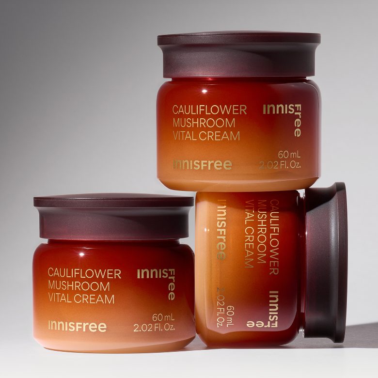 INNISFREE Cauliflower Mushroom Vital Cream 60ml, pots crème sur fond studio, marque Innisfree en gros plan.
