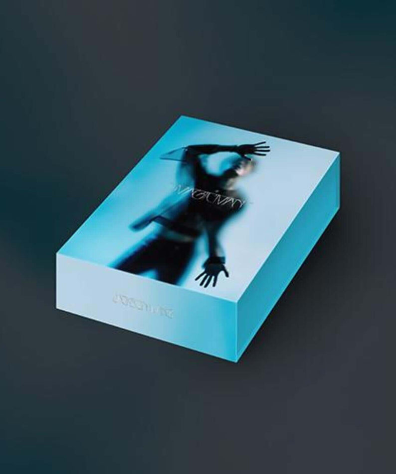 JACKSON WANG - [MAGIC MAN] (MAGIC MAN Collector’s 01 ver.) - Album Kpop, coffret bleu sur fond sombre, visuel chanteur