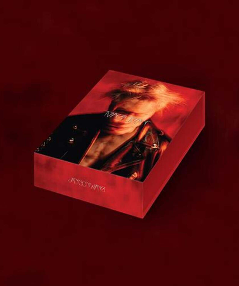 JACKSON WANG - [MAGIC MAN] (MAGIC MAN ver.) - Album Kpop : coffret rouge, portrait de JACKSON WANG, style audacieux