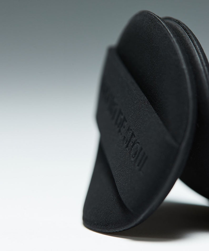 JAVIN DE SEOUL Wink Cushion Glow 16g, produit de la marque, gros plan sur l’emballage noir sur fond clair.