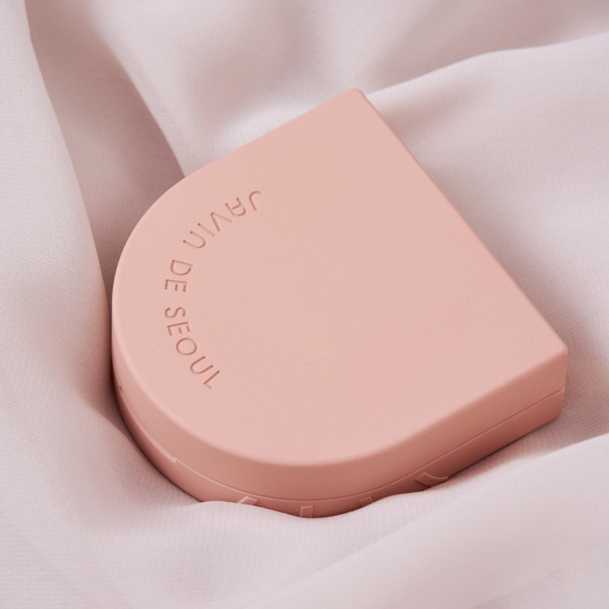 JAVINDESEOUL Wink Cushion Shade Primer 8g, maquillage de la marque sur tissu clair, flacon beige en gros plan.