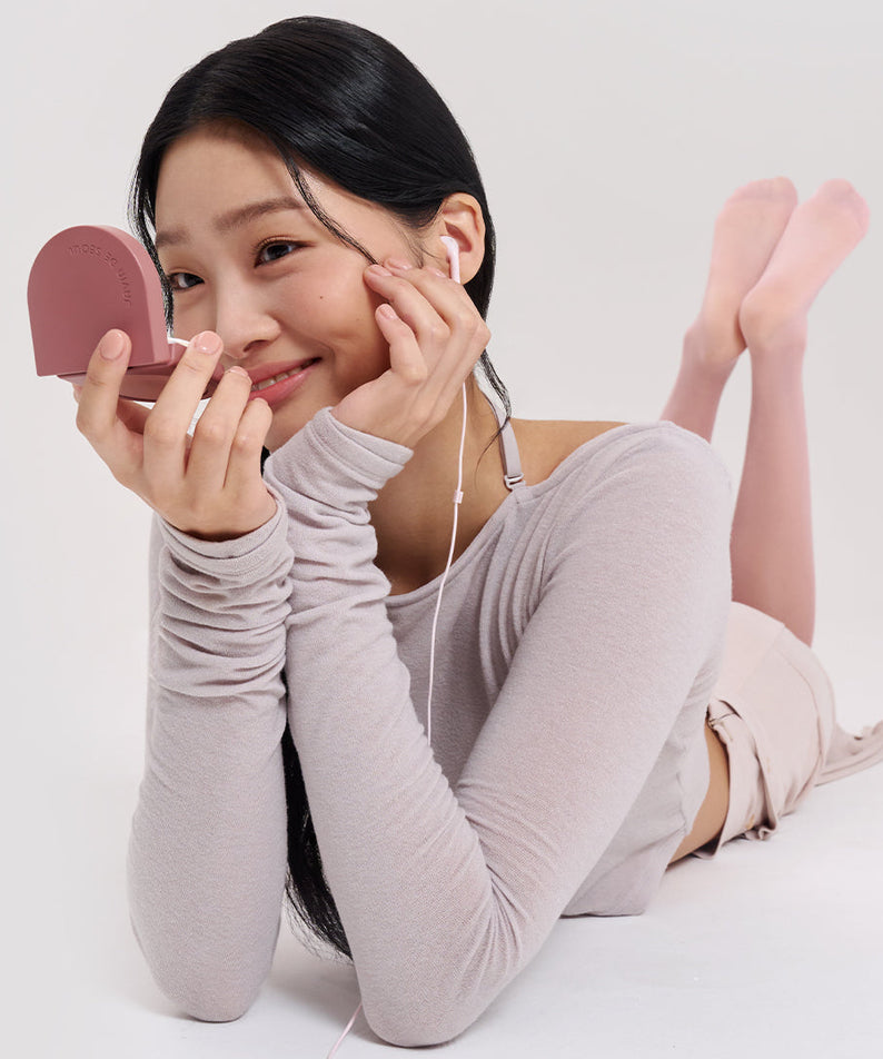 JAVINDESEOUL Wink Cushion Shade Primer 8g de marque JAVINDESEOUL, maquillage sur le visage, femme appliquant une base.