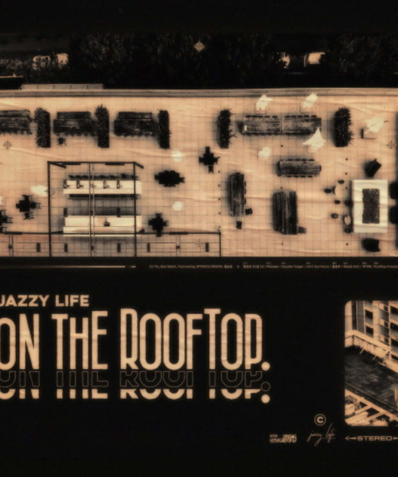 JAZZY LIFE - [On The Rooftop] - Album Kpop, pochette sur rooftop urbain, visuel sombre de la marque JAZZY LIFE