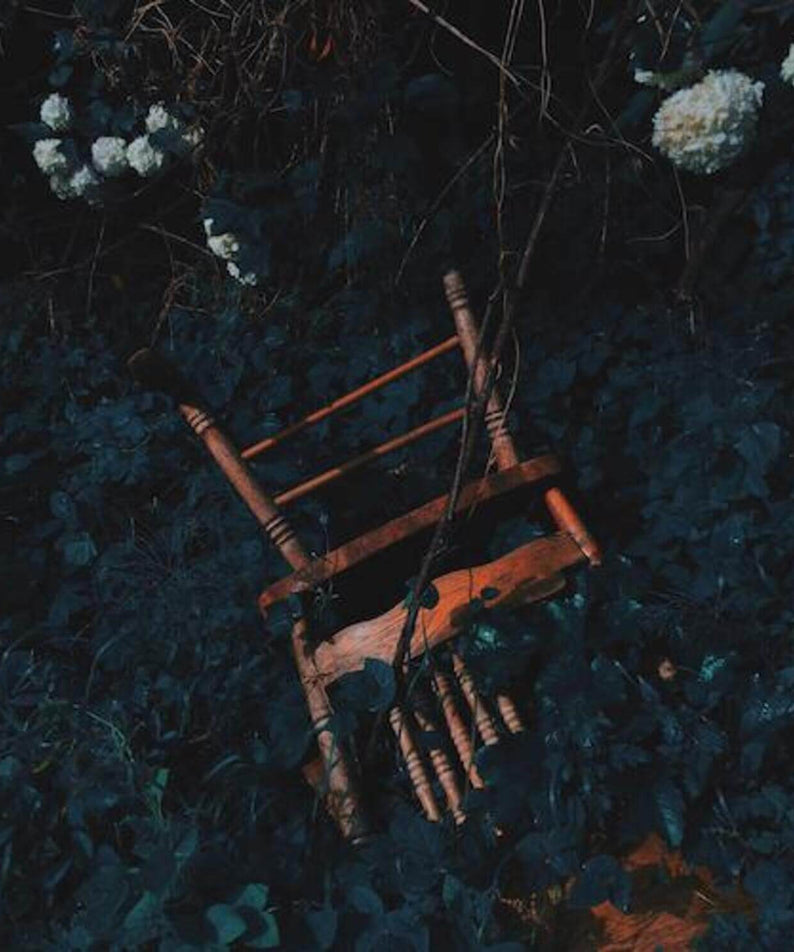 JIDA - 1st Album [LUCID] - Album Kpop : visuel sombre, instruments et fleurs bleues, ambiance mature et audacieuse.