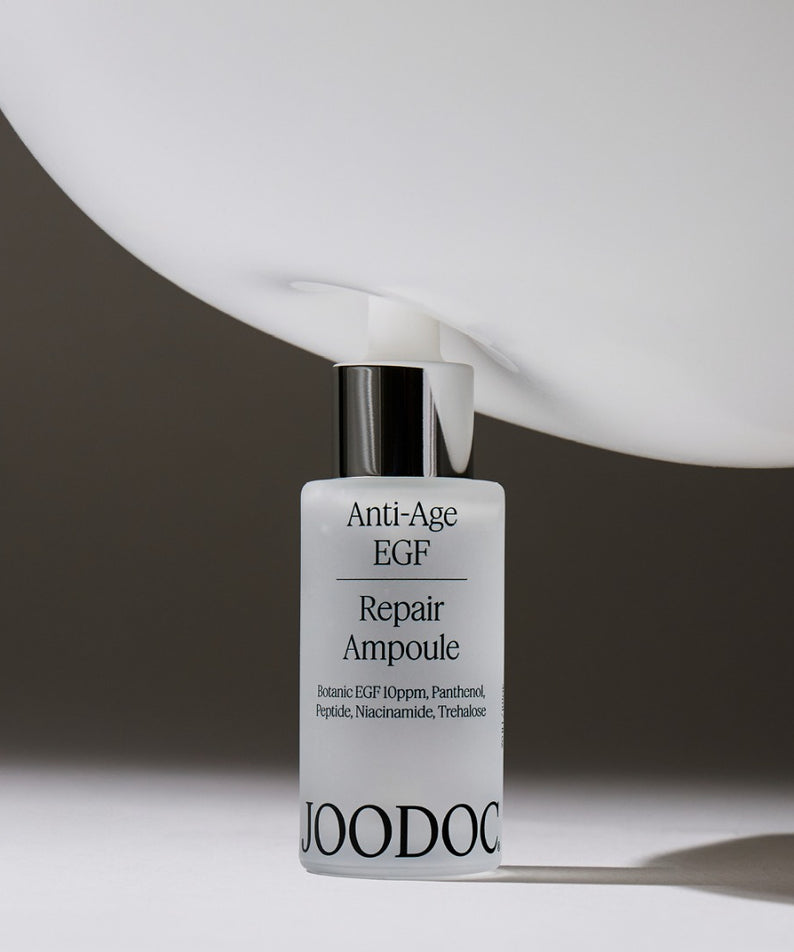 JOODOC  Anti-Age EGF Regeneration Super Ampoule 30ml : flacon anti-âge sur décor minimal blanc et gris, mise en scène élégante.