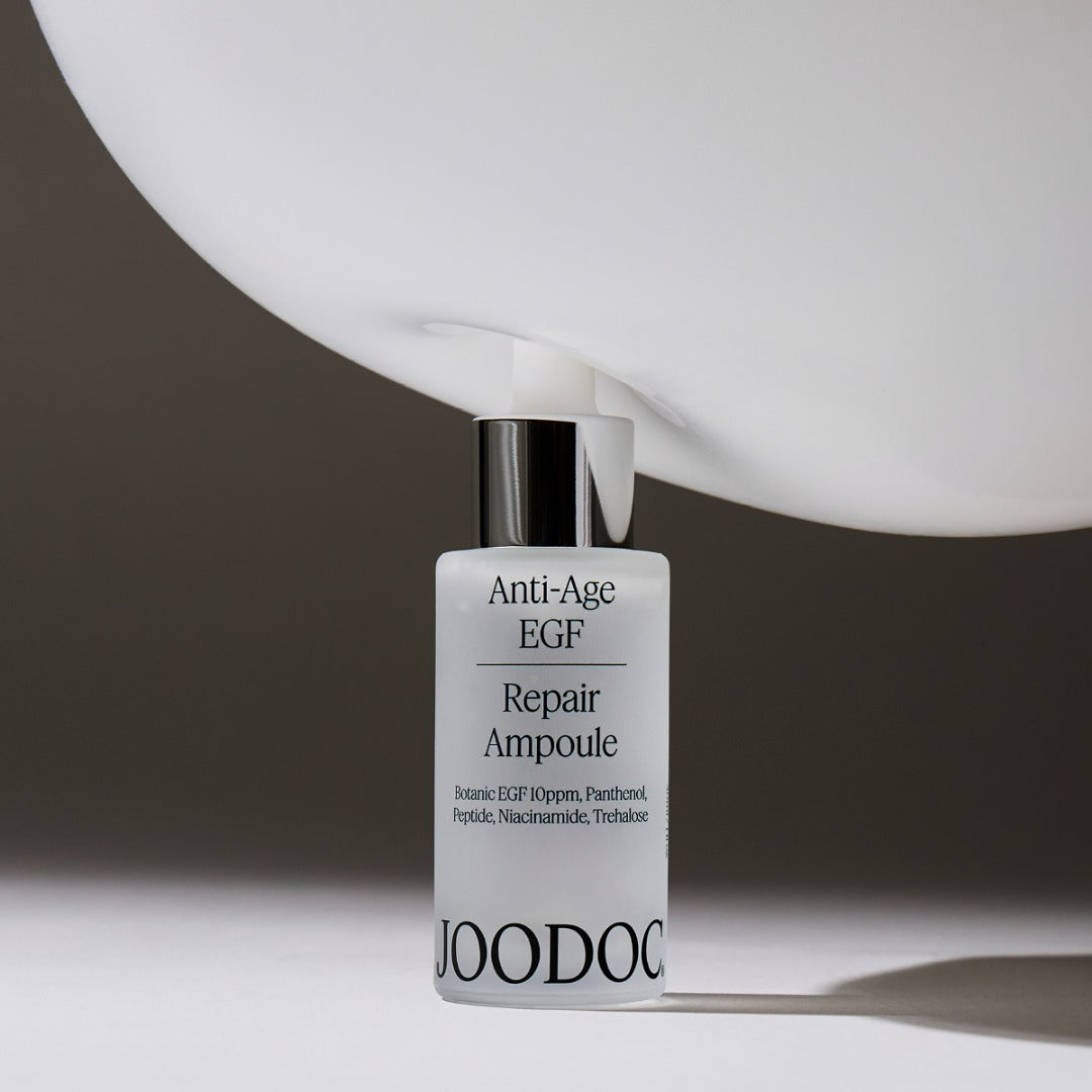 JOODOC  Anti-Age EGF Regeneration Super Ampoule 30ml : flacon anti-âge sur décor minimal blanc et gris, mise en scène élégante.