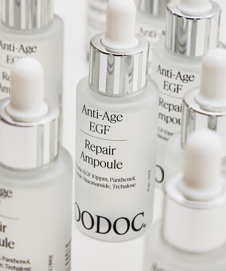 JOODOC Anti-Age EGF Regeneration Super Ampoule 30ml, flacons blancs et argentés sur fond lumineux, produits anti-âge.