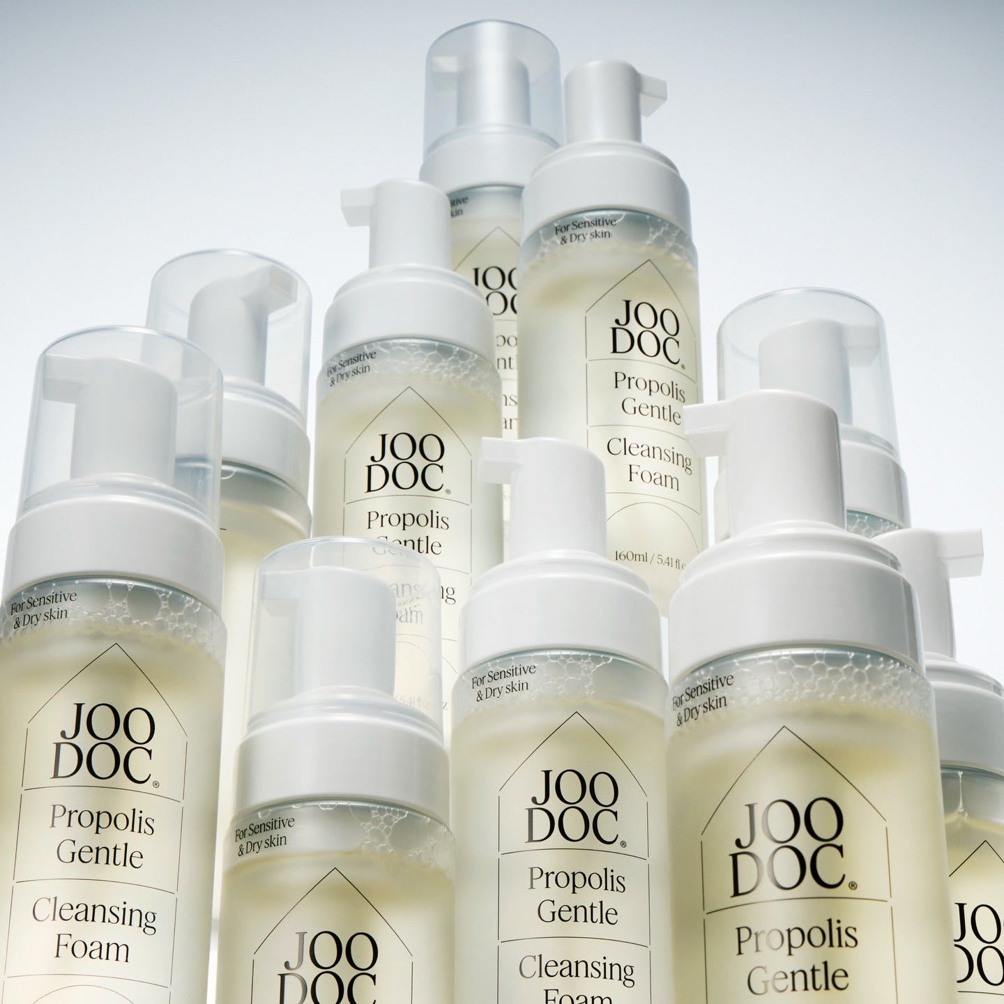 JOODOC  Barrier Protection Gentle Cleanser Set : flacons blancs alignés sur fond clair, produits de la marque JOODOC.