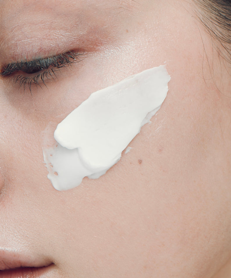 JOODOC  Cica-EGF Repair Rich Cream 80ml sur peau avec application de crème, visage en gros plan (cicatrisation)