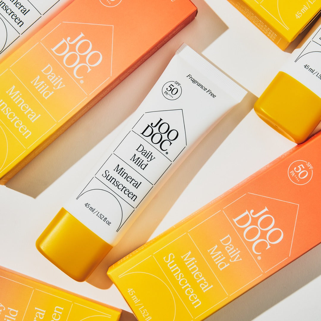 JOODOC  Daily Mild Mineral Sunscreen 45ml, vue produit en tubes, pack orange/jaune sur fond coloré en studio