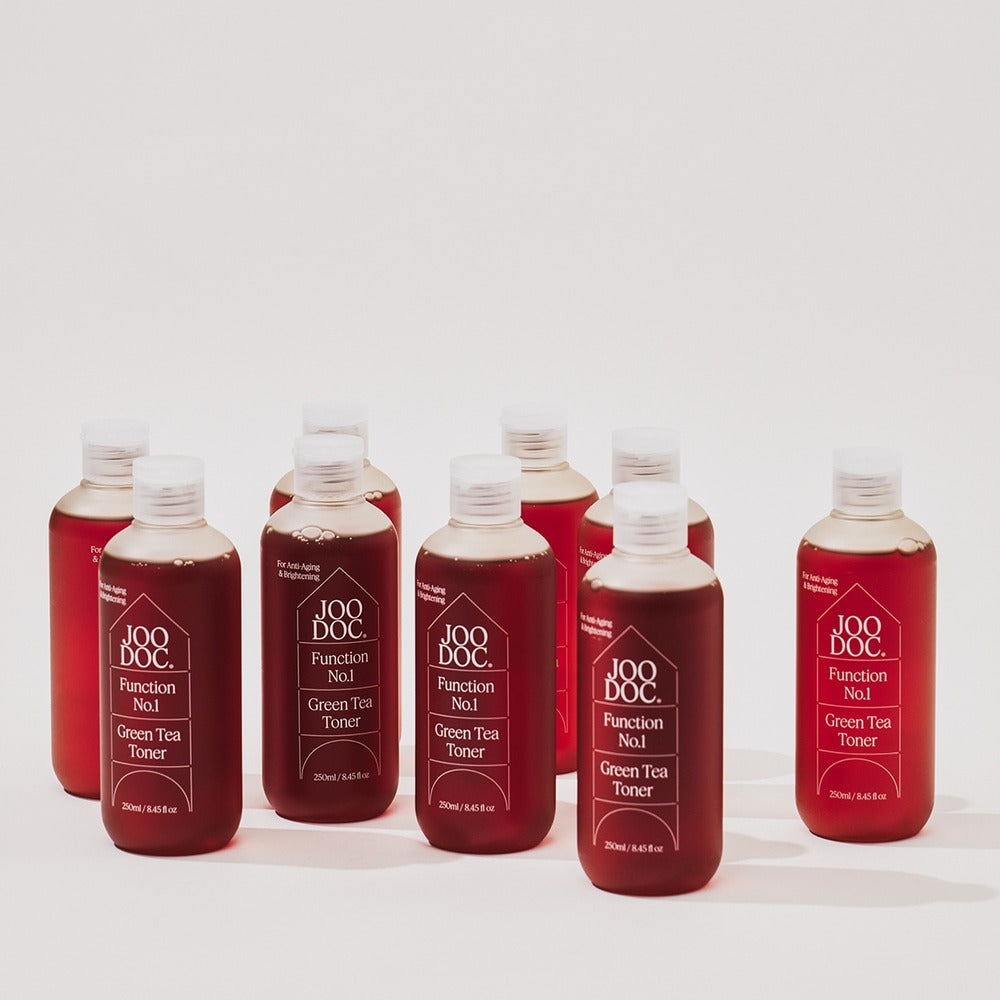 JOODOC  Function No. 1 Organic Green Tea 78% Toner 250ml, bouteilles rouges sur fond clair, vue produit marque JOODOC