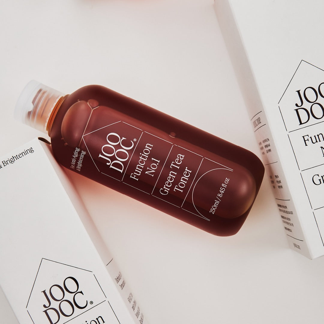 JOODOC  Function No. 1 Organic Green Tea 78% Toner 250ml, flacon brun sur fond blanc, emballages JOODOC.