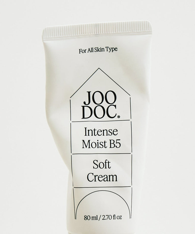 JOODOC  Intense Moist B5 Soft Cream 80ml, crème hydratante en tube blanc sur fond clair minimaliste.