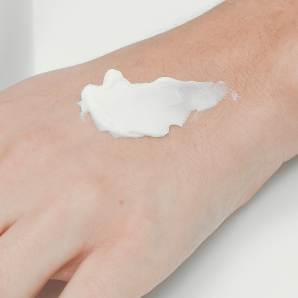 JOODOC  Intense Moist B5 Soft Cream 80ml, crème hydratante appliquée sur peau, texture blanche, gros plan.