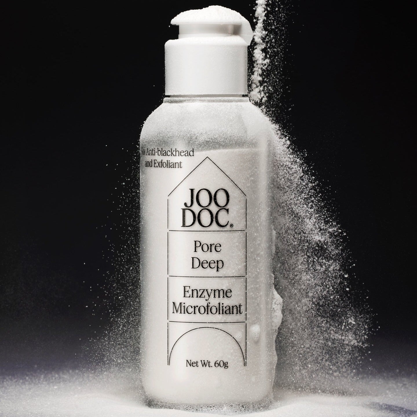JOODOC  Pore Deep Enzyme Microfoliant 60g, flacon cosmétique sur fond noir avec poudre exfoliante, contexte studio.