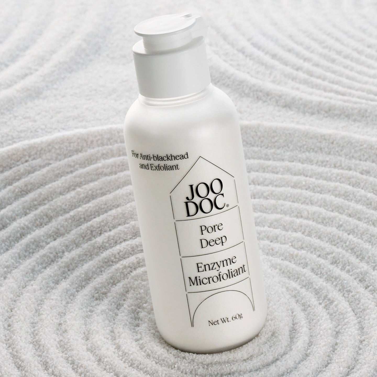 JOODOC  Pore Deep Enzyme Microfoliant 60g, flacon sur tissu texturé gris, produit beauté en gros plan.