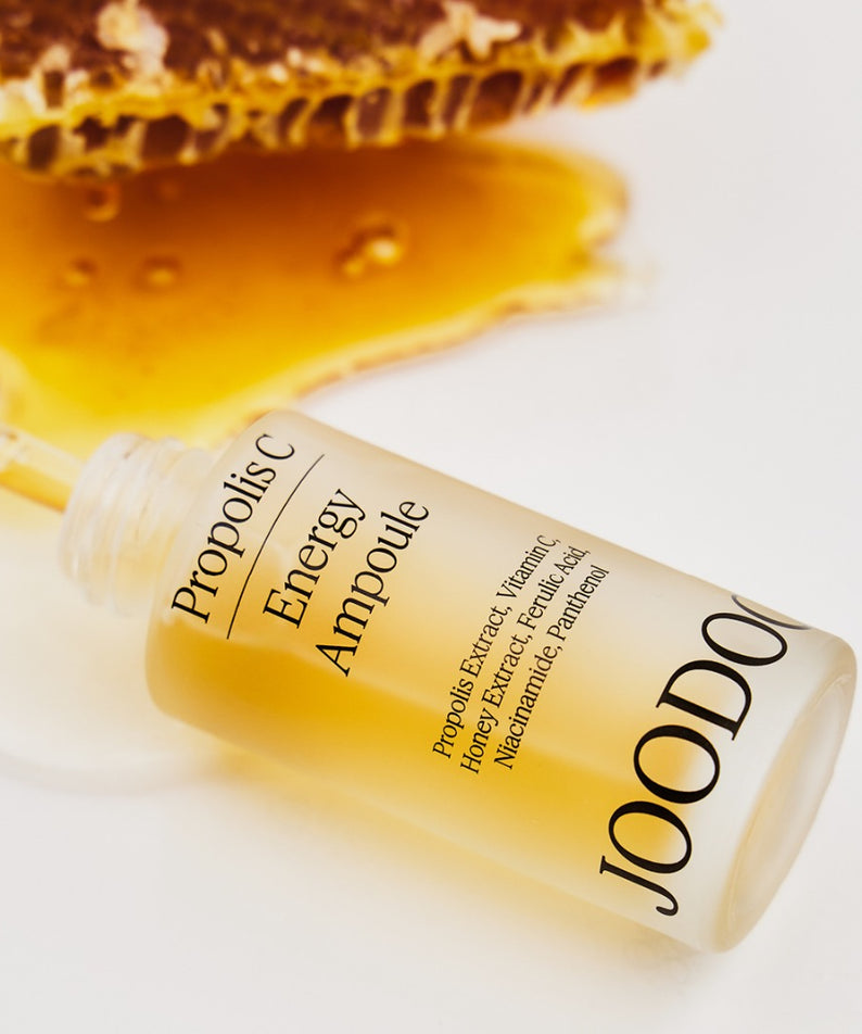 JOODOC  Propolis C Energy Ampoule 30ml, flacon sur fond blanc, décor cire d’abeille, photo produit en gros plan.