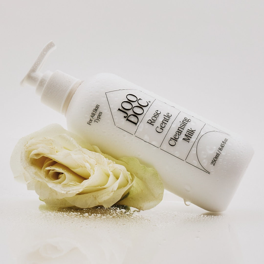 JOODOC  Rose Gentle Cleansing Milk 250ml : flacon crème blanche et rose sur fond clair, marque JOODOC en gros plan.