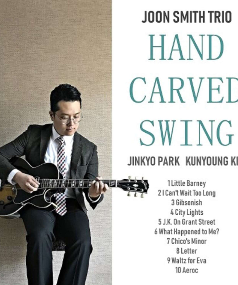JOON SMITH - [HAND CARVED SWING] - Album Kpop : couverture avec JOON SMITH Trio et guitare, ambiance vintage minimaliste.