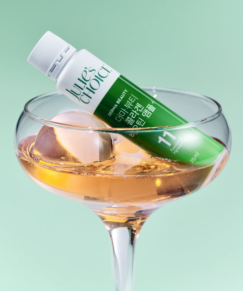 Décris l'image en français : JULIE'S CHOICE Derma Beauty Collagen Biotin Ampoule 25ml, marque en flacon, posé sur fond vert.