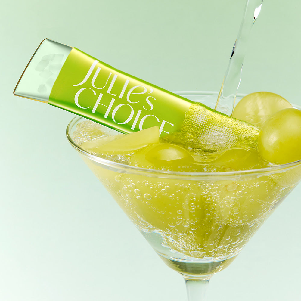 JULIE'S CHOICE Vita Glow Collagenthione Jelly 14 Packets : flacon vert, verre de gelée jaune éclaboussures, fond clair.