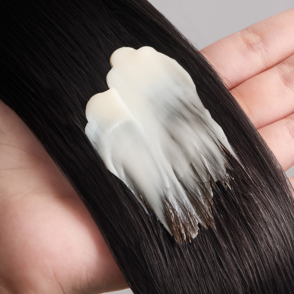 JULYME Perfume No-Wash Repair Hair Pack 150ml de la marque JULYME, application sur cheveux noirs, texture crémeuse en main