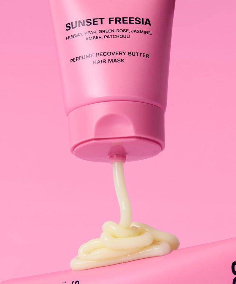 Crème capillaire Sunset Freesia en masque cheveux, flacon rose vif avec parfum de freesia et patchouli pour réparation et soin.