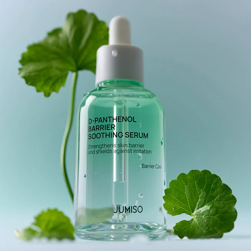 JUMISO D-Panthenol Barrier Soothing Serum 70ml, flacon vert sur fond bleu avec feuilles vertes en contexte cosmétique.