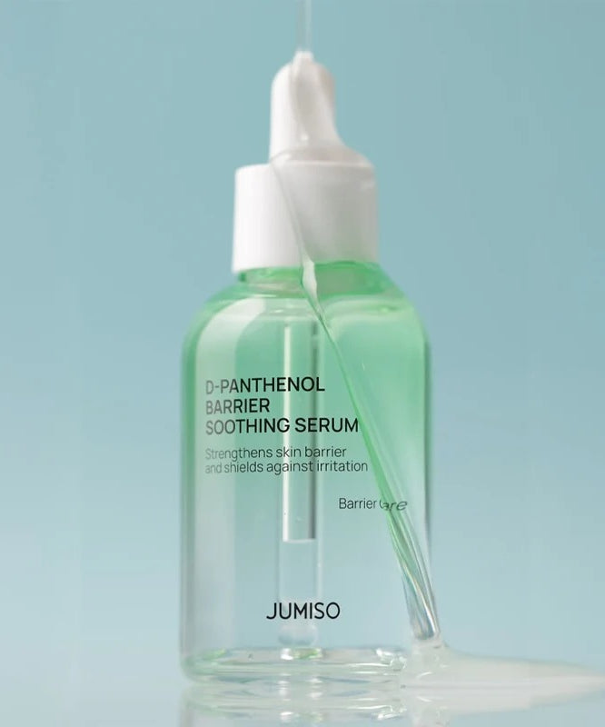 JUMISO D-Panthenol Barrier Soothing Serum 70ml de JUMISO, flacon vert sur fond bleu, gouttelette d’appoint visuelle.