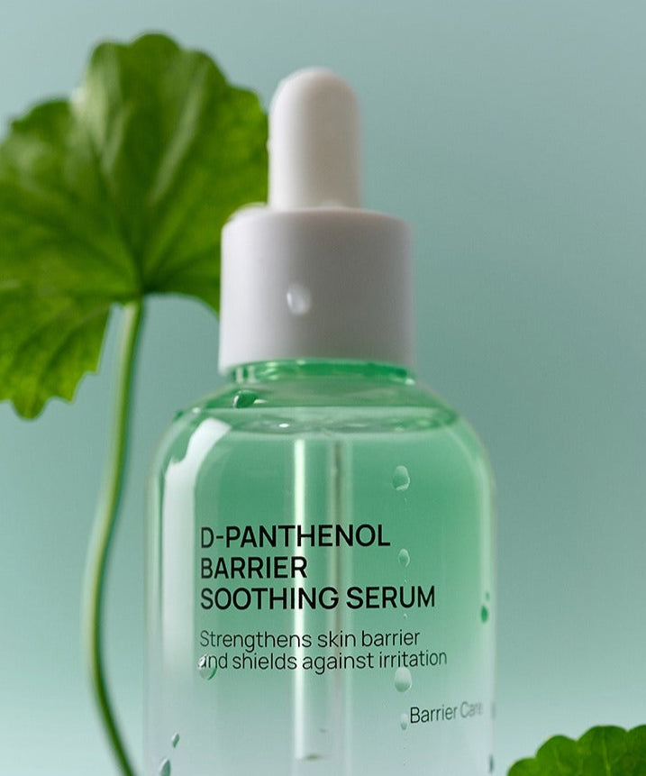 JUMISO D-Panthenol Barrier Soothing Serum 70ml, flacon vert avec feuilles sur fond vert clair, mise en scène skincare.