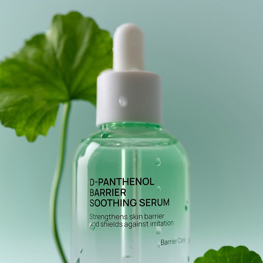 JUMISO D-Panthenol Barrier Soothing Serum 70ml, flacon vert avec feuilles sur fond vert clair, mise en scène skincare.