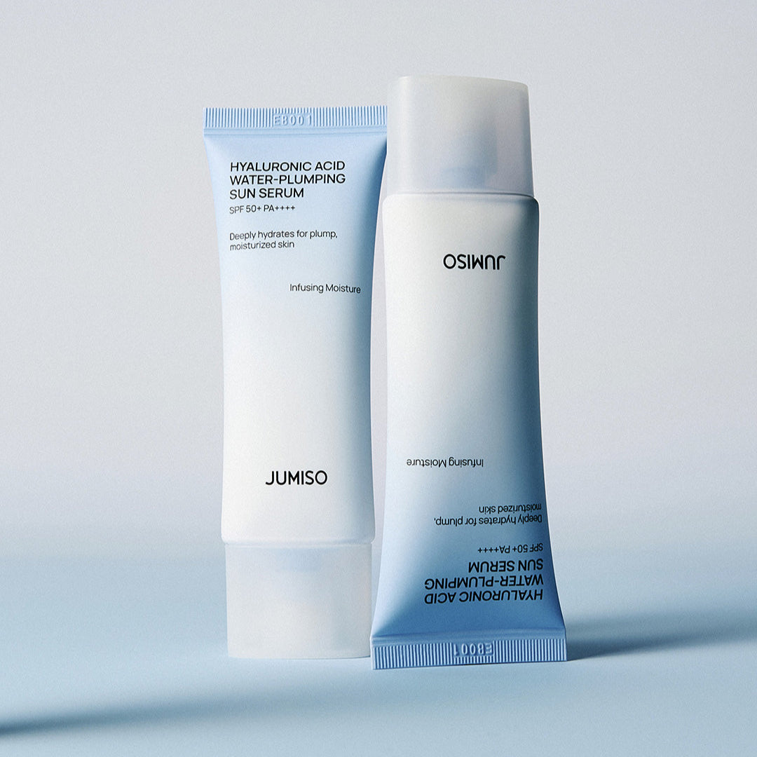 JUMISO Hyaluronic Acid Water Plumping Moisture Sun Serum 40ml, bouteille et tube sur fond clair, photo produit JUMISO.