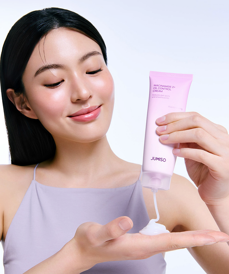 JUMISO  Niacinamide 2 Plus Oil Control Cream 80ml : femme en photo tenant le tube, fond clair, marque JUMISO.