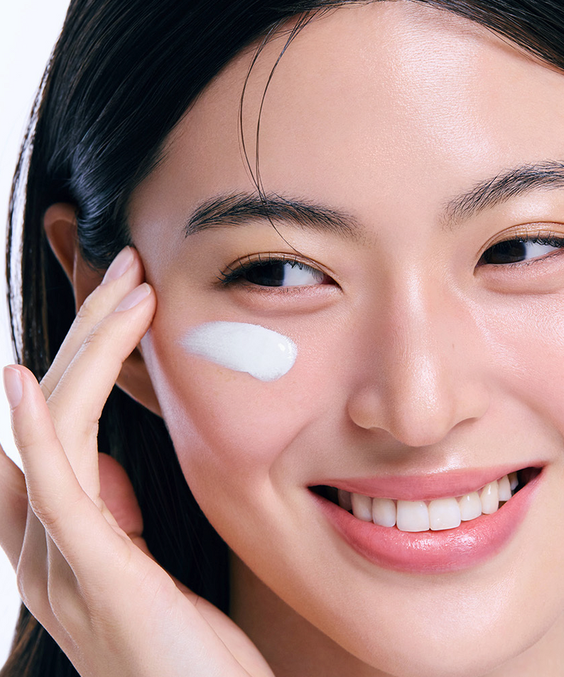 JUMISO  Niacinamide 2 Plus Oil Control Cream 80ml, sur peau avec crème blanche, portrait féminin, marque JUMISO