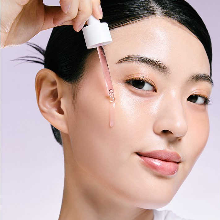 JUMISO Niacinamide 20 Serum 40ml, femme appliquant le sérum sur le visage, main avec applicateur, marque JUMISO en contexte beauté
